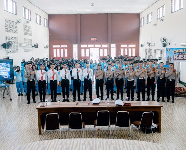 Bangun Kedekatan dengan Pelajar, Taruna Akpol Sosialisasikan Call Center 110 di Kota Kediri