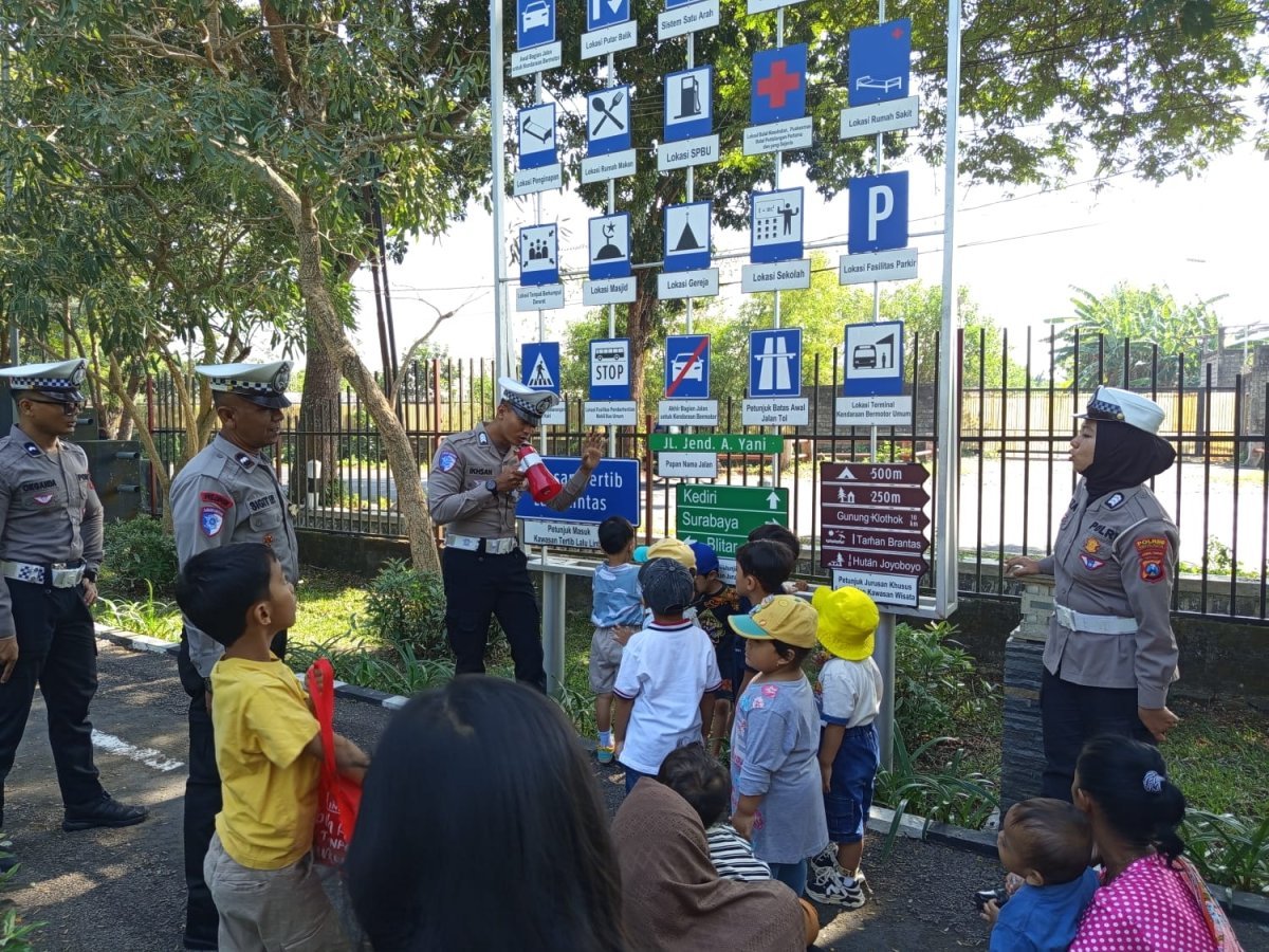Tanamkan Budaya Tertib Berlalu Lintas Sejak Dini, Satlantas Polres Kediri Kota Gelar POLSANAK Bersama Anak-anak Pre-School Teman Kecil