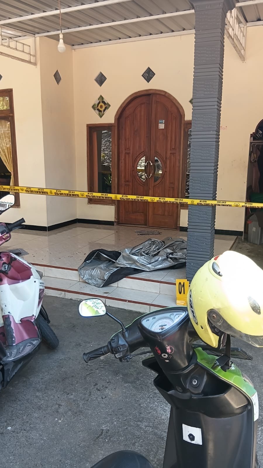 ‎Miris ,cecok pembangunan saluran air wanita paruh baya jadi korban pembacoka