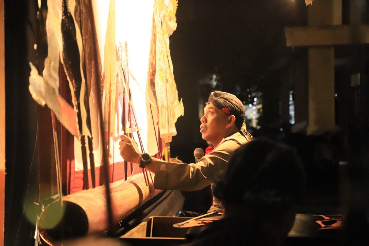 Wayang Karton Jadi Media Edukasi, Polres Kediri Kota Meriahkan Hari Bhayangkara ke-80 dengan "Wayang Cangkrukan Waton Sae"