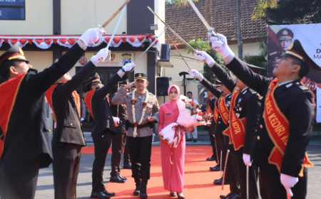 Prosesi Adat dan Tradisi Kepolisian Warnai Penyambutan AKBP Kresno Wisnu Putranto di Polres Kediri Kota