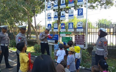 Tanamkan Budaya Tertib Berlalu Lintas Sejak Dini, Satlantas Polres Kediri Kota Gelar POLSANAK Bersama Anak-anak Pre-School Teman Kecil