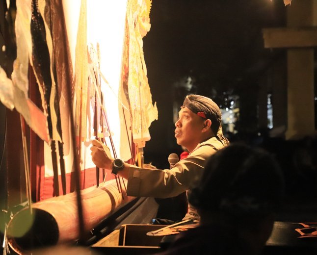 Wayang Karton Jadi Media Edukasi, Polres Kediri Kota Meriahkan Hari Bhayangkara ke-80 dengan "Wayang Cangkrukan Waton Sae"