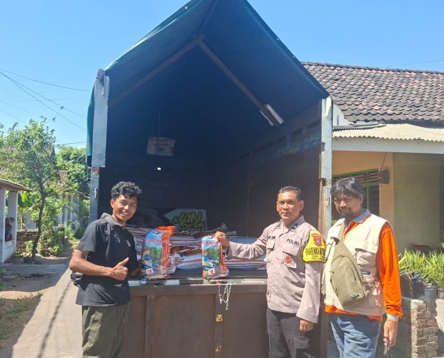 Bhabinkamtibmas Polsek Grogol Kawal Penyaluran Benih Jagung, Dukung Ketahanan Pangan Nasional