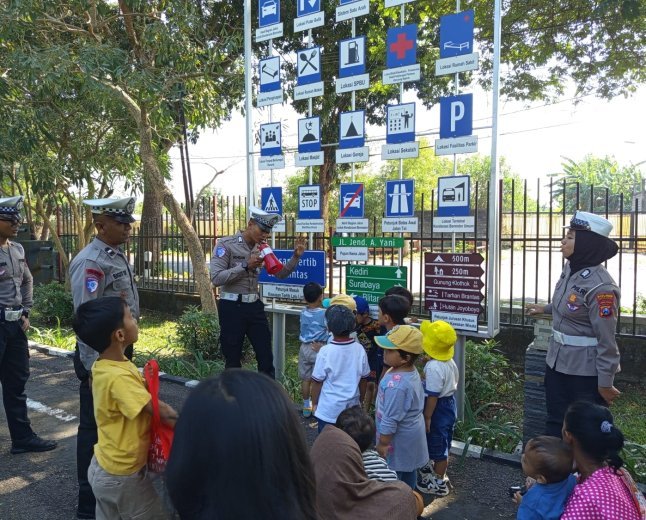 Tanamkan Budaya Tertib Berlalu Lintas Sejak Dini, Satlantas Polres Kediri Kota Gelar POLSANAK Bersama Anak-anak Pre-School Teman Kecil