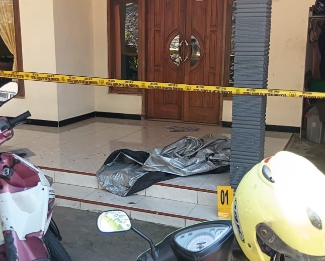 ‎Miris ,cecok pembangunan saluran air wanita paruh baya jadi korban pembacoka
