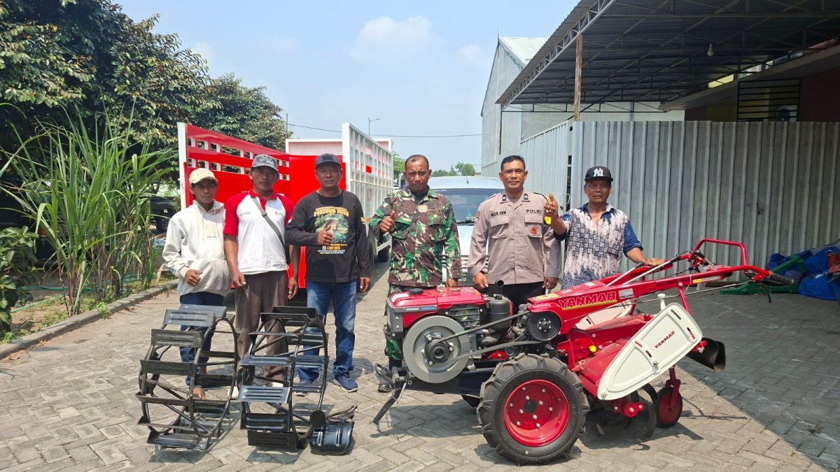 Bhabinkamtibmas Dampingi Kelompok Tani Tani Jaya Terima Bantuan Traktor Rotasi dari Dinas Pertanian