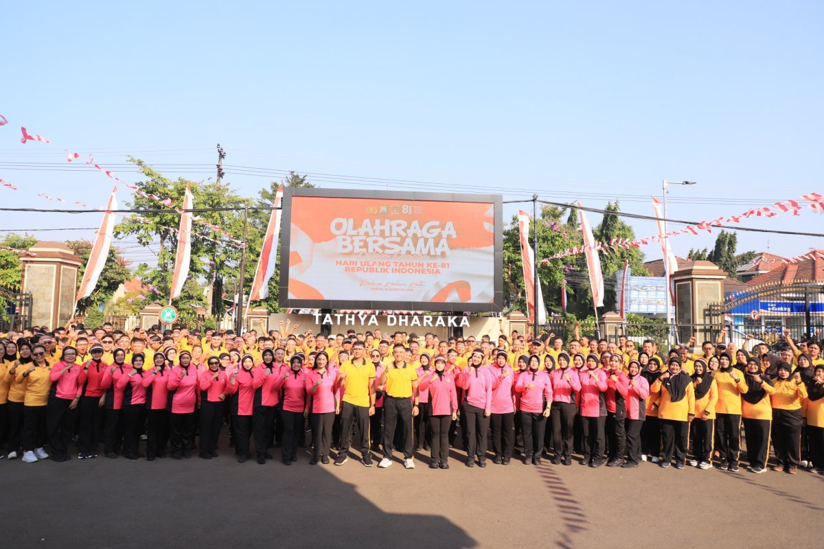 Semangat Kemerdekaan di Polres Kediri Kota, Kapolres dan Ketua Bhayangkari Jadi Peserta Lomba