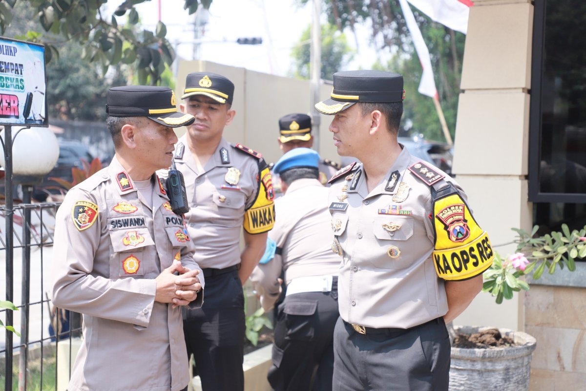 Kunjungan Kerja ke Polsek Mojo dan Pesantren, AKBP Wisnu Tekankan Bhabinkamtibmas sebagai Wajah Polri di Tengah Masyarakat