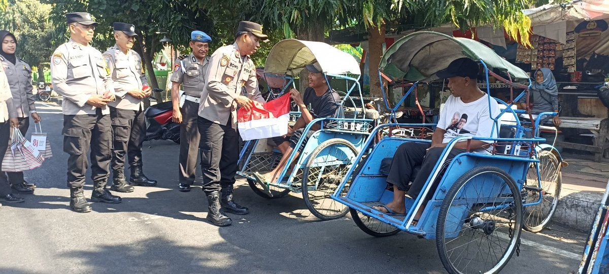 Jelang HUT RI ke-81, Polsek Kediri Kota Bagikan Bendera Merah Putih kepada Ojol dan Tukang Becak