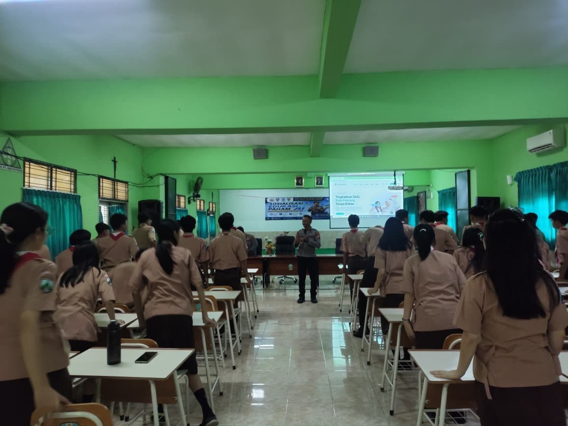 Polres Kediri Kota Edukasi Pelajar SMA Katolik Santo Agustinus tentang AI dan Bijak Bermedia Digital