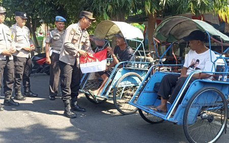 Jelang HUT RI ke-81, Polsek Kediri Kota Bagikan Bendera Merah Putih kepada Ojol dan Tukang Becak