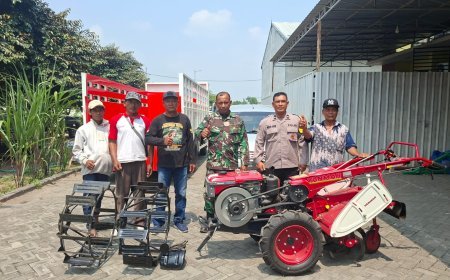 Bhabinkamtibmas Dampingi Kelompok Tani Tani Jaya Terima Bantuan Traktor Rotasi dari Dinas Pertanian