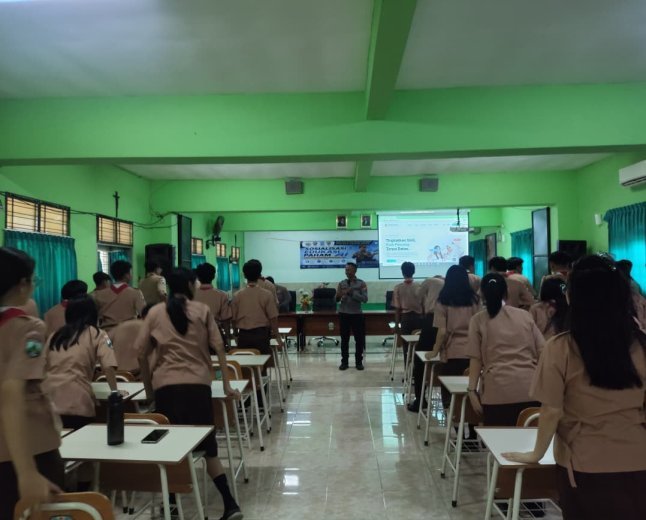 Polres Kediri Kota Edukasi Pelajar SMA Katolik Santo Agustinus tentang AI dan Bijak Bermedia Digital