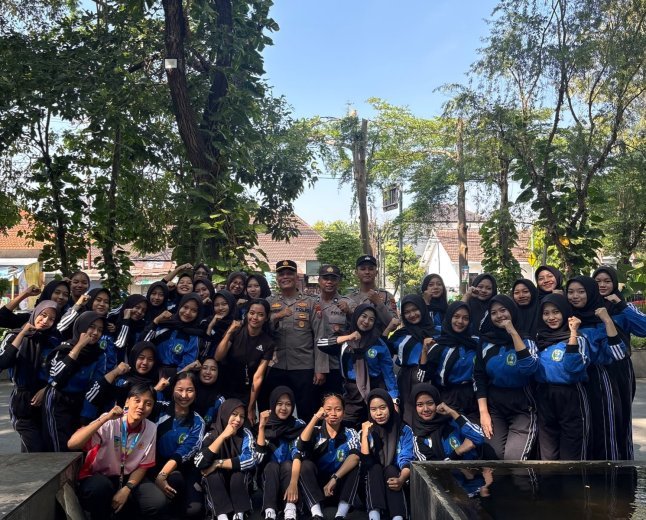 Cegah Kenakalan Remaja, Satbinmas Polres Kediri Kota Edukasi Pelajar SMKN 2
