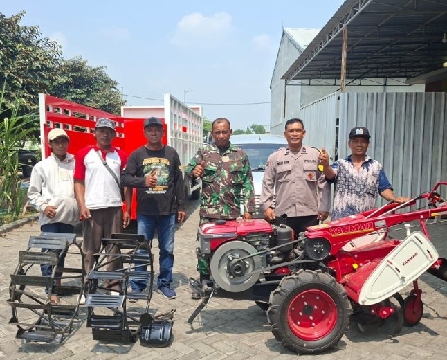 Bhabinkamtibmas Dampingi Kelompok Tani Tani Jaya Terima Bantuan Traktor Rotasi dari Dinas Pertanian