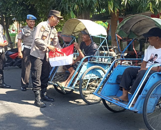 Jelang HUT RI ke-81, Polsek Kediri Kota Bagikan Bendera Merah Putih kepada Ojol dan Tukang Becak