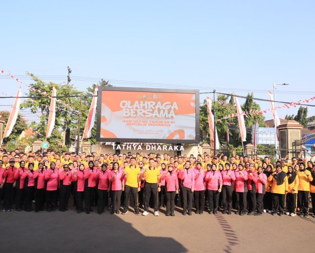 Semangat Kemerdekaan di Polres Kediri Kota, Kapolres dan Ketua Bhayangkari Jadi Peserta Lomba