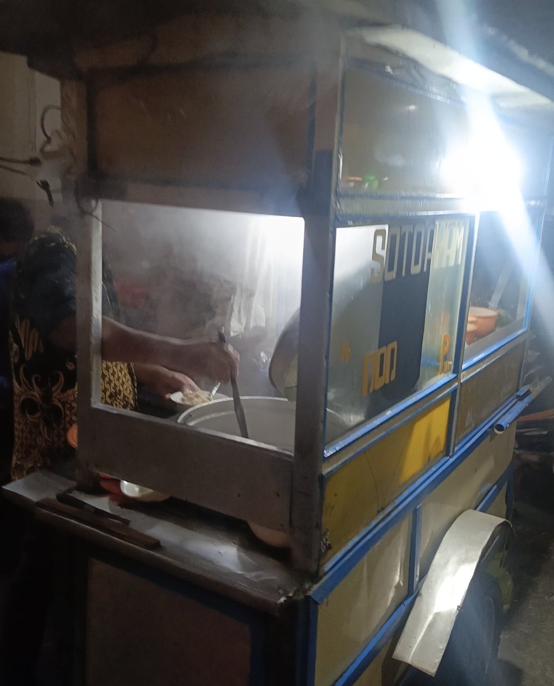 Sejak tahun 90 an , soto ayam pak Di rekomendasi kuliner soto enak murah .  Bang moza kulineran .