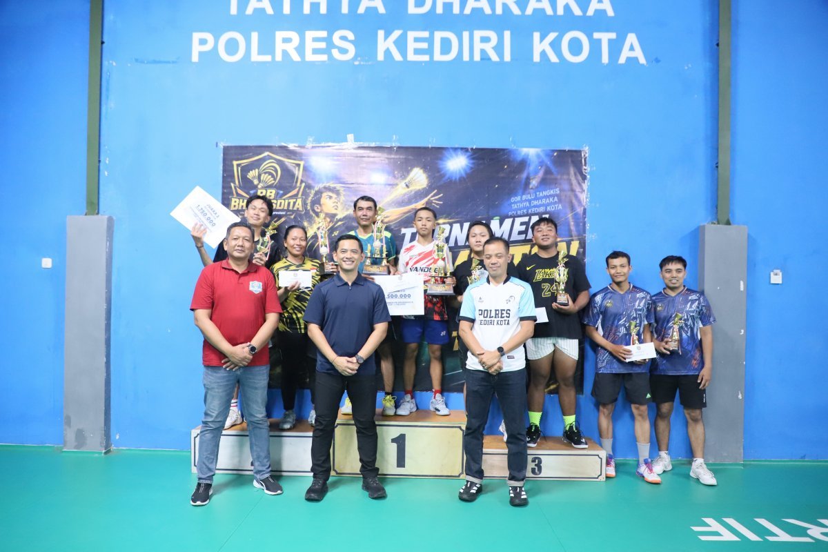 Final Badminton Cup-1 2026 Berlangsung Sengit, Kapolres Kediri Kota Serahkan Trofi kepada Para Juara
