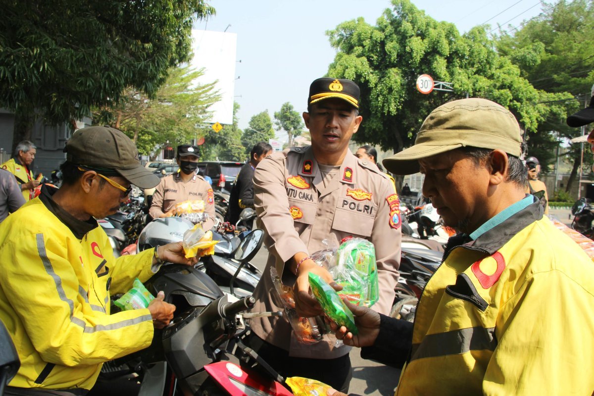 Polwan Polres Kediri Kota Tunjukkan Sisi Humanis, Bagikan Snack dan Air Mineral kepada Peserta Aksi GARDA