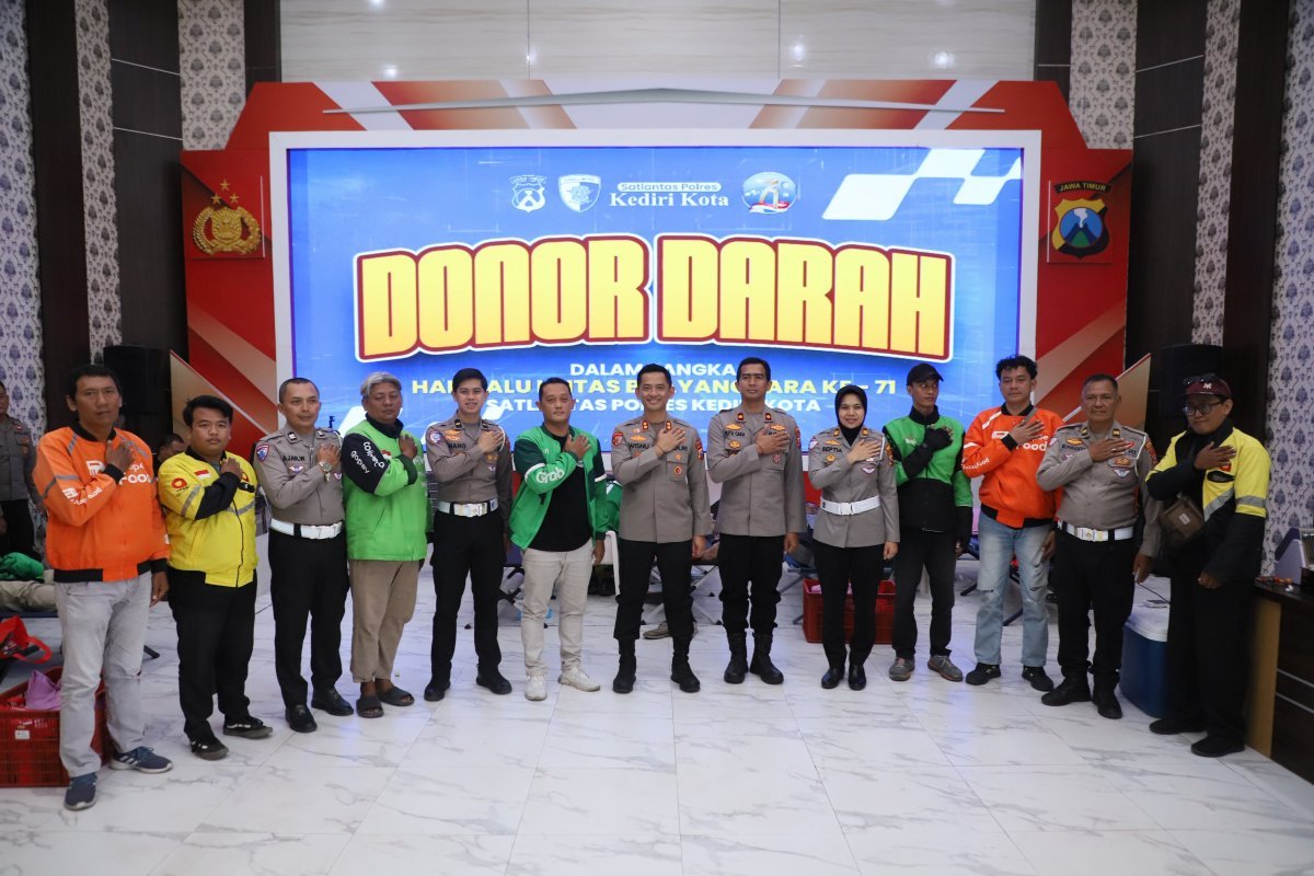 HUT Lalu Lintas ke-71, Polres Kediri Kota Gelar Donor Darah dan Berbagi dengan Ojek Online