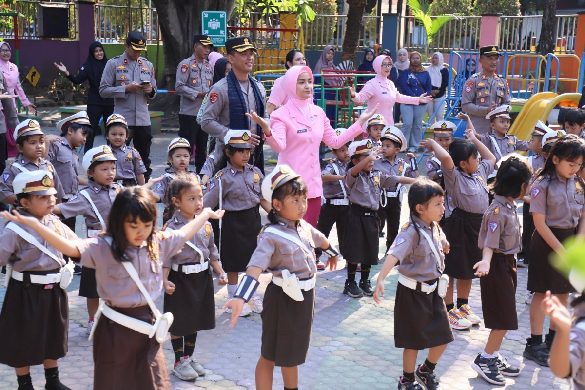 Kapolres Kediri Kota Sambangi TK Kemala Bhayangkari, Senam Bersama hingga Bagikan MBG untuk Anak-anak