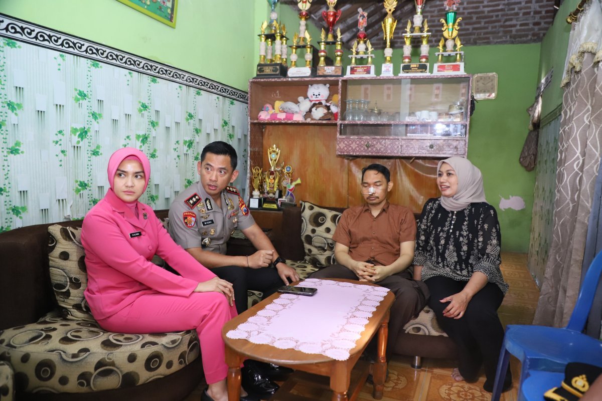 Tak Sekadar Pimpinan, Kapolres Kediri Kota Hadir Beri Semangat untuk Anggota yang Tengah Berjuang Melawan Sakit