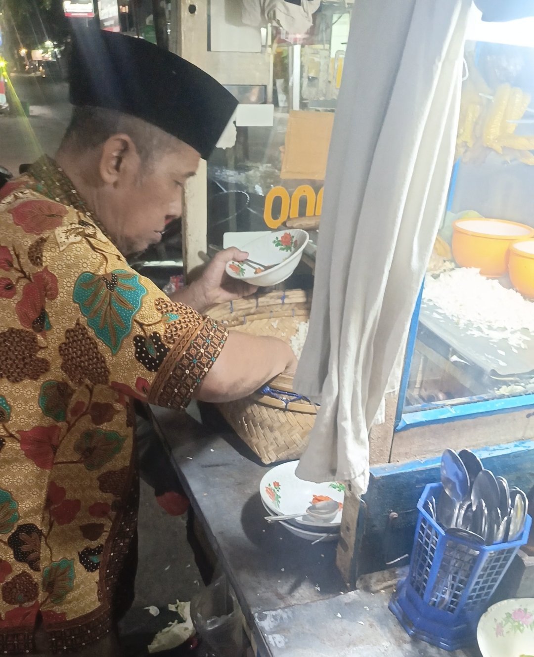 Sejak tahun 90 an , soto ayam pak Di rekomendasi kuliner soto enak murah .  Bang moza kulineran .