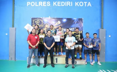 Final Badminton Cup-1 2026 Berlangsung Sengit, Kapolres Kediri Kota Serahkan Trofi kepada Para Juara
