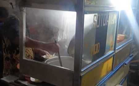 Sejak tahun 90 an , soto ayam pak Di rekomendasi kuliner soto enak murah .  Bang moza kulineran .