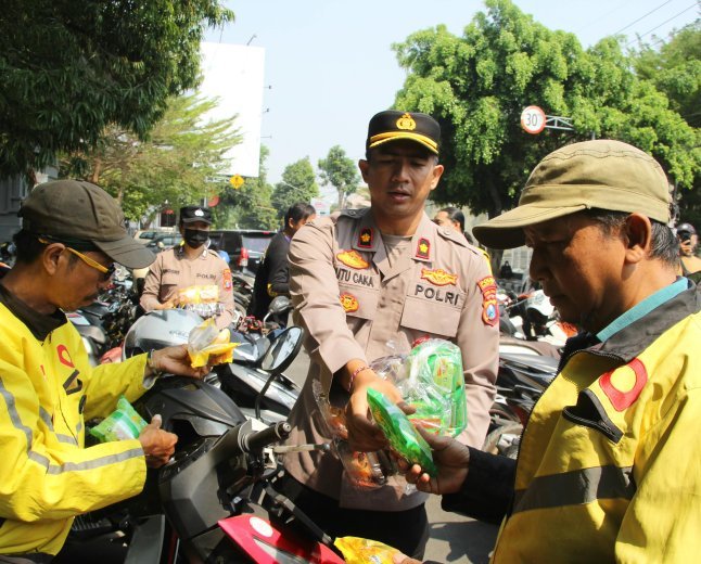 Polwan Polres Kediri Kota Tunjukkan Sisi Humanis, Bagikan Snack dan Air Mineral kepada Peserta Aksi GARDA