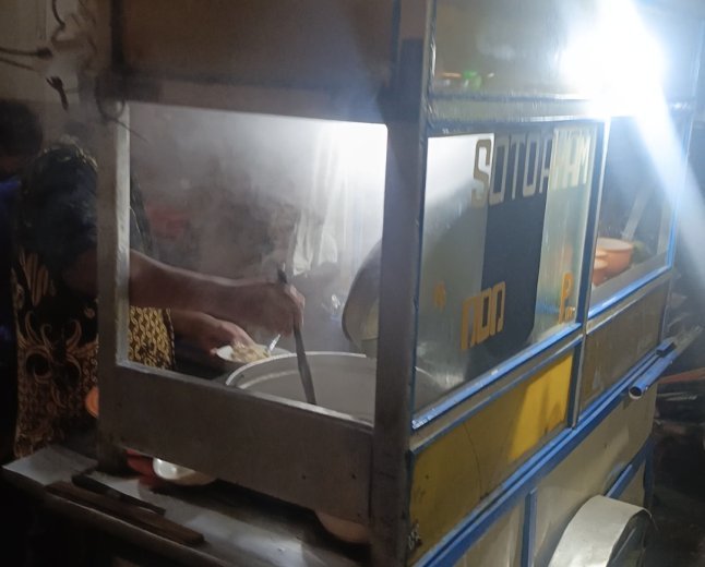 Sejak tahun 90 an , soto ayam pak Di rekomendasi kuliner soto enak murah .  Bang moza kulineran .