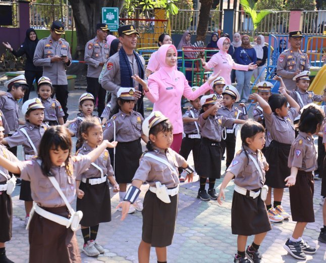 Kapolres Kediri Kota Sambangi TK Kemala Bhayangkari, Senam Bersama hingga Bagikan MBG untuk Anak-anak