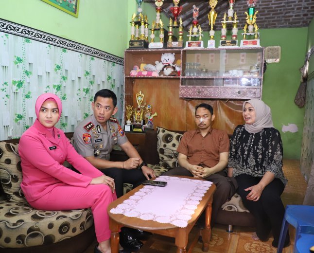 Tak Sekadar Pimpinan, Kapolres Kediri Kota Hadir Beri Semangat untuk Anggota yang Tengah Berjuang Melawan Sakit