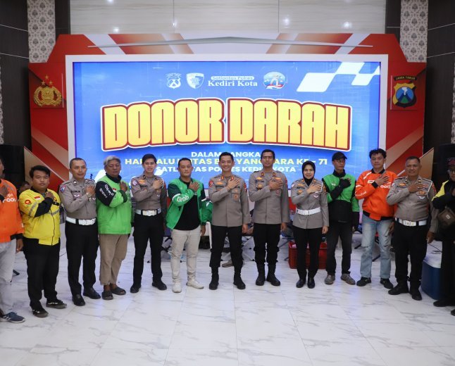 HUT Lalu Lintas ke-71, Polres Kediri Kota Gelar Donor Darah dan Berbagi dengan Ojek Online