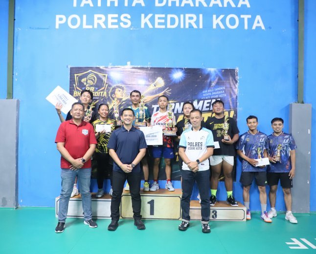 Final Badminton Cup-1 2026 Berlangsung Sengit, Kapolres Kediri Kota Serahkan Trofi kepada Para Juara