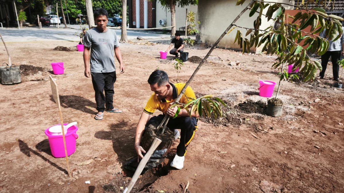 Tanam Pohon Bersama Warga, Kapolres Kediri Kota Gerakkan Green Policing di Aspol PK Bangsa