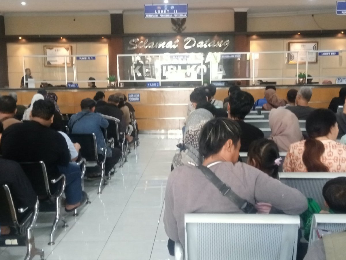 ‎Awal bulan Oktober KB Samsat kota Kediri Ramai warga wajib pajak , masyarakat beri apresiasi positif   ‎