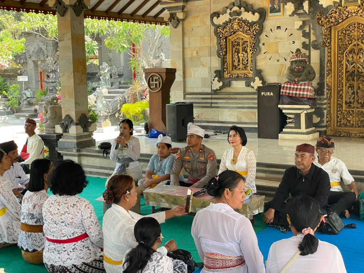 Minggu Kasih, Wakapolres Kediri Kota Perkuat Silaturahmi dan Sampaikan Pesan Kamtibmas di Pura Penataran Agung Kilisucio