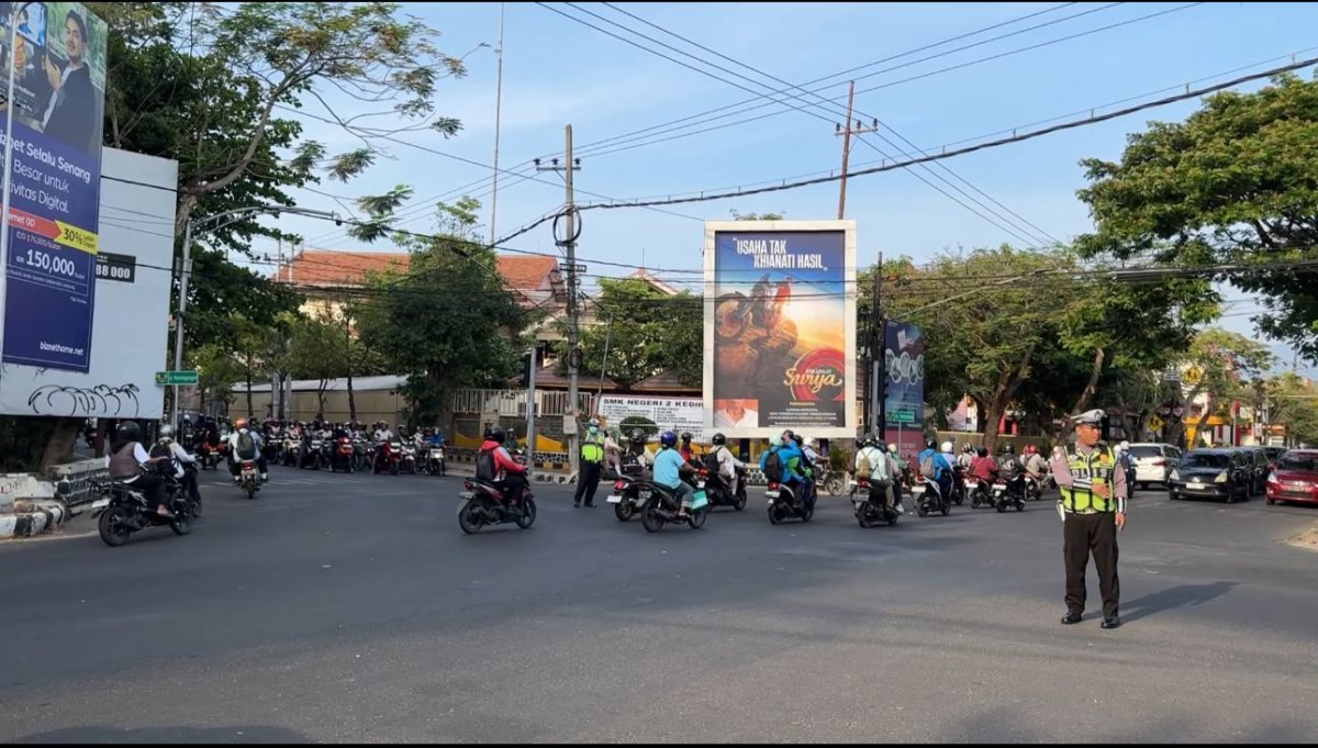 Satlantas Polres Kediri Kota Evaluasi Durasi Traffic Light di Simpang Empat Veteran