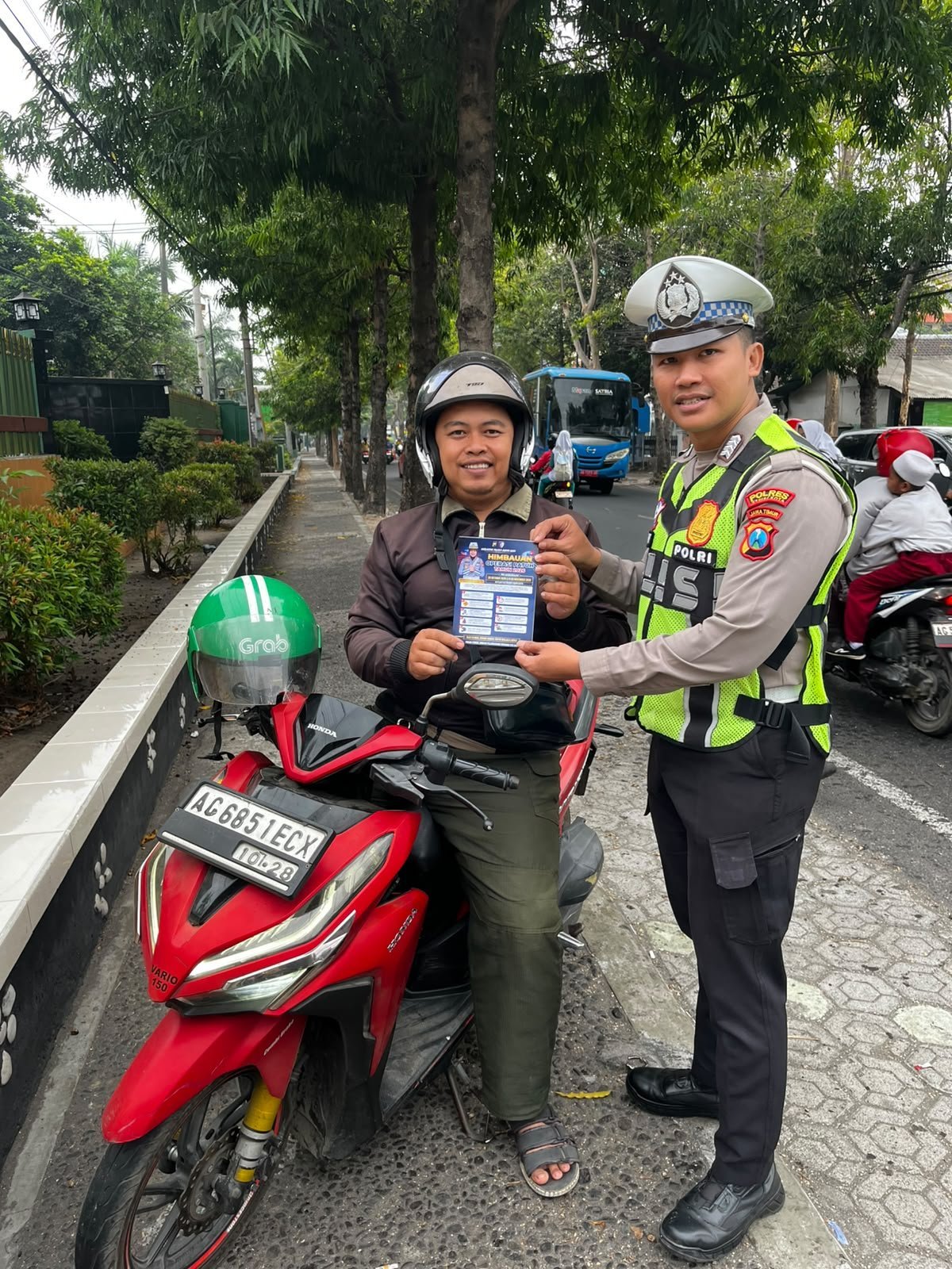 Sapa Warga, Tebar Pesan Keselamatan: Upaya Satlantas Polres Kediri Kota dalam Ops Patuh Semeru