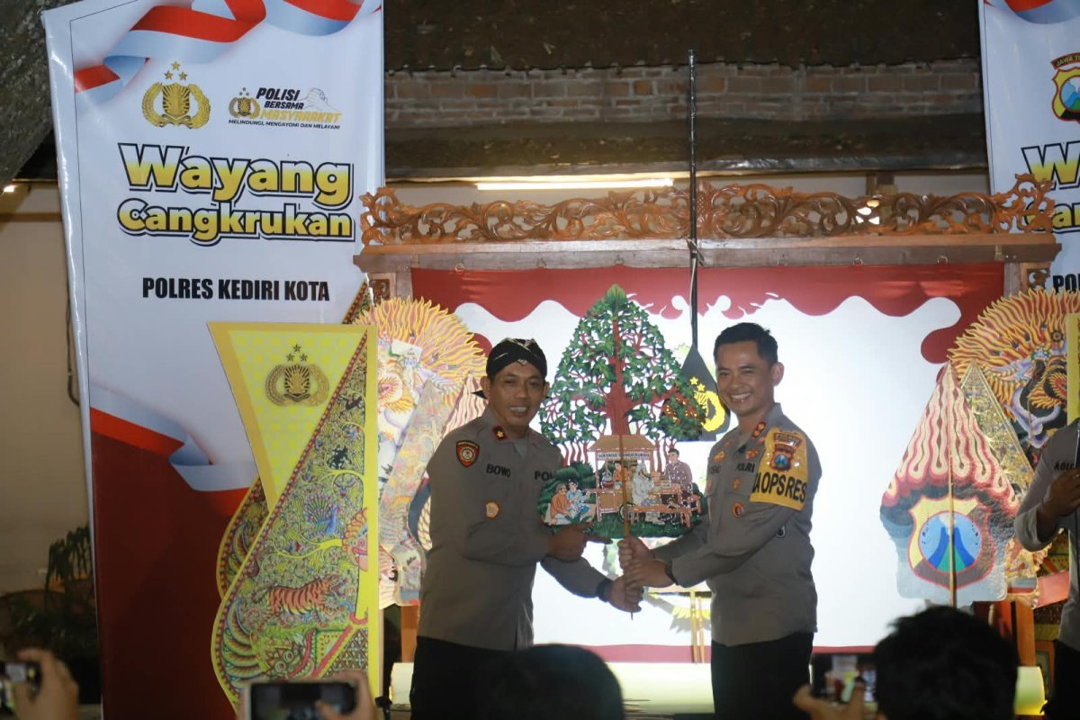 Seni Wayang Jadi Jembatan Komunikasi Polisi dan Masyarakat di Kota Kediri