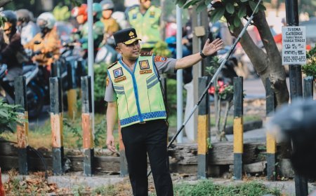 Kapolda Jatim Turun Langsung Pantau Pelayanan Lalu Lintas di Surabaya