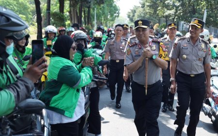 Jumat Berkah, Polda Jatim Salurkan 600 Paket Sembako untuk Pengemudi Ojol