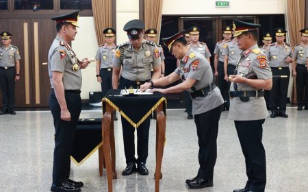 Kapolri Pimpin Sertijab Kakorlantas dan Tiga Kapolda di Mabes Polri