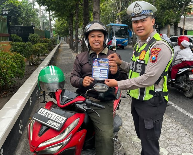 Sapa Warga, Tebar Pesan Keselamatan: Upaya Satlantas Polres Kediri Kota dalam Ops Patuh Semeru