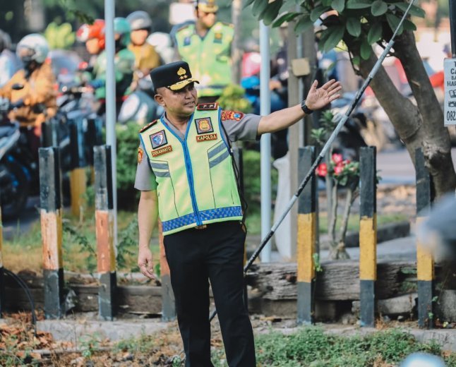 Kapolda Jatim Turun Langsung Pantau Pelayanan Lalu Lintas di Surabaya