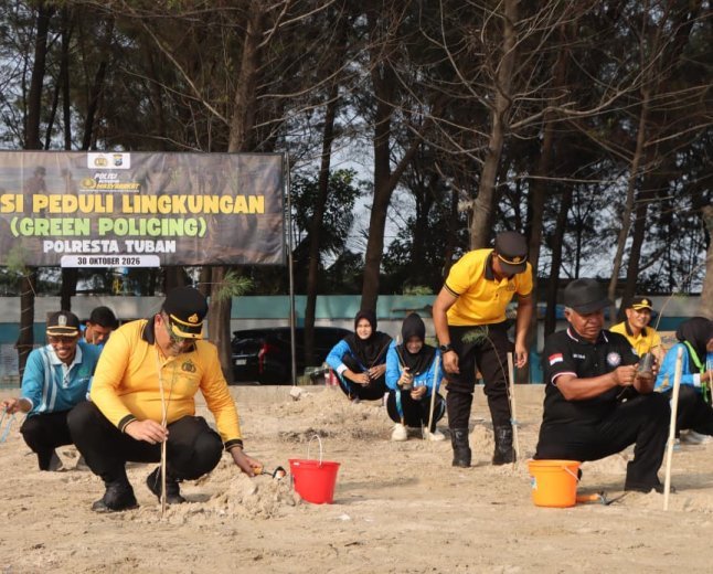 Polresta Tuban Gandeng Pesilat dan Pelajar Hijaukan Pantai Cemara, Sumbang Oksigen untuk Masa Depan
