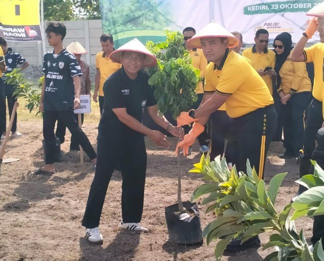 Polres Kediri Tanam Puluhan Bibit Pohon Dukung Kelestarian Alam Wujudkan Program Green Policing Kapolri